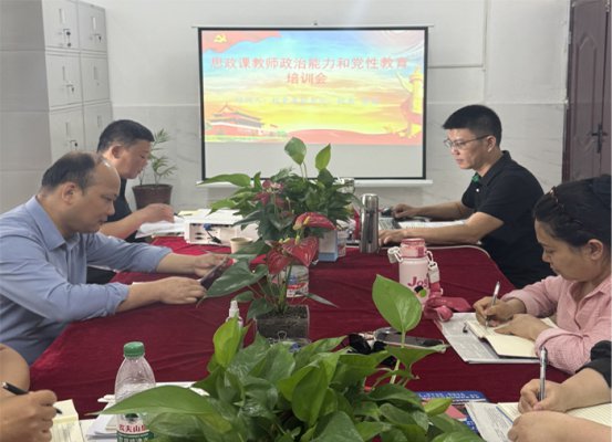 张进深入一线为思政课教师开展专题培训
